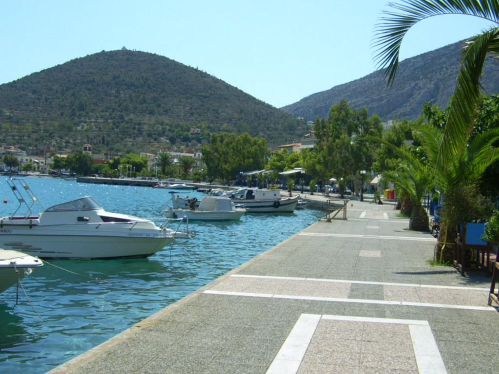 Iridanos Hotel Antikyra Exterior photo