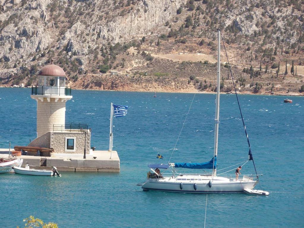 Iridanos Hotel Antikyra Exterior photo